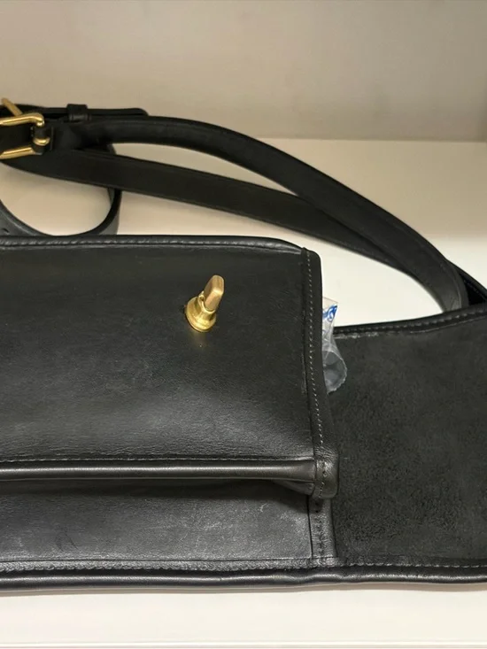 Vintage Coach Small Sidepack (#9978) Black Leather Handbag with Brass Turnlock - Picture 6 of 13